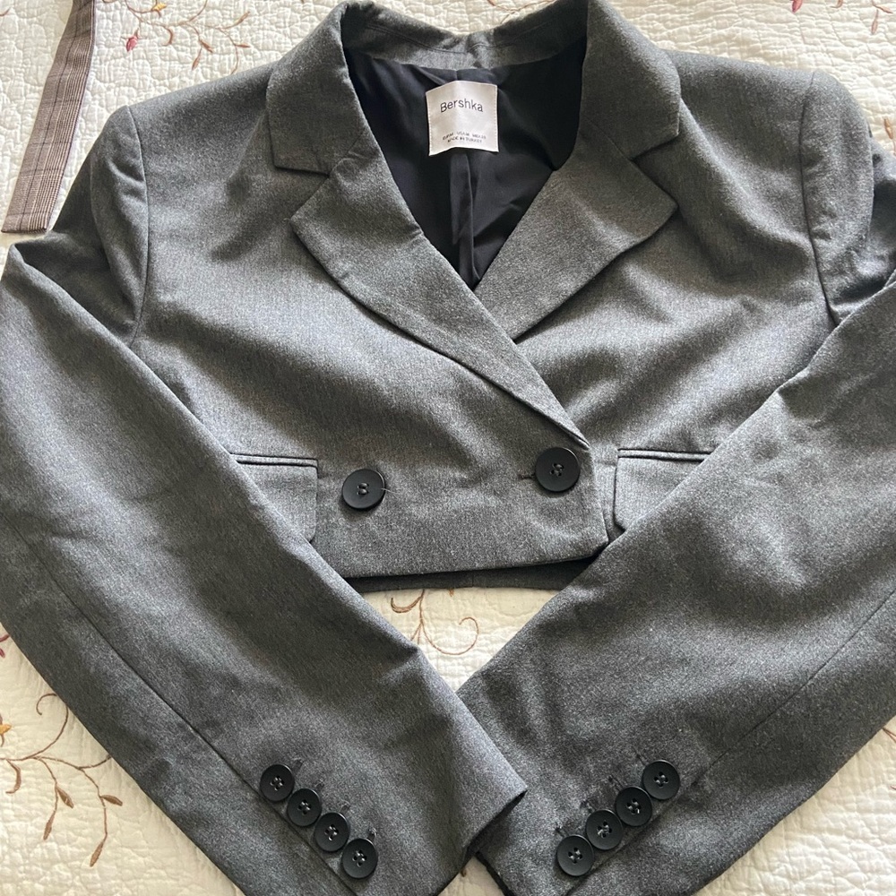 Bershka Cropped Blazer in Grey 
In a size Medium - Picture 5 of 7